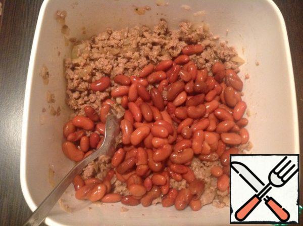 Canned beans throw on a sieve and pour over boiled water (not hot!). Add to minced meat and mix well. The meat filling is ready.