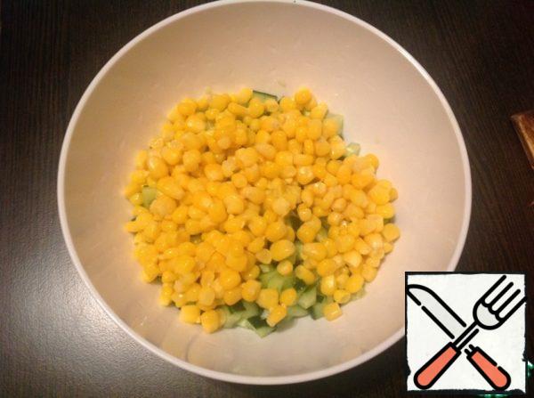 Add 1/2 can of canned corn, about 220-250 grams. Finely chop the green onion and add to the corn.
