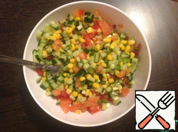 Tomatoes cut into cubes, add to vegetables and mix well. Vegetable filling is ready. You can add other ingredients: avocado, cheese, sweet pepper.