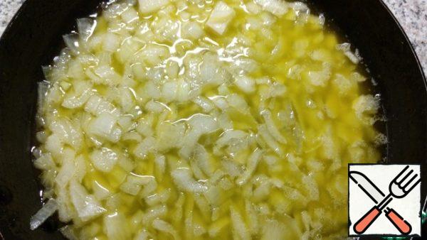 Boil the potatoes until half cooked in salted water.
Finely chop the onion and fry in butter.
