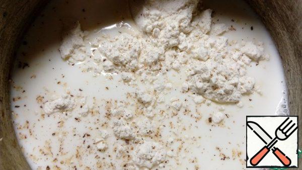 In cold milk, add flour, add a pinch of nutmeg, all thoroughly stir.