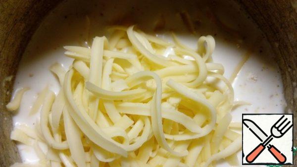 Add cheese, setting aside the third part for sprinkling. Put on fire and stir lightly to heat, bring to a thickening.