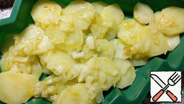 In the baking dish put the potatoes cut into thin slices, pour oil with onions. Continue alternating layers.