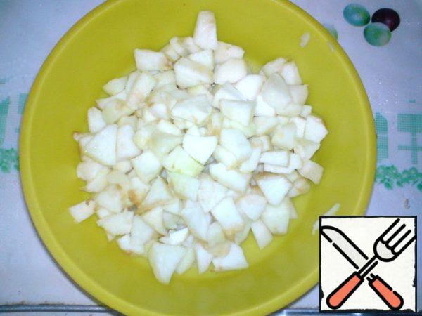 Wash the apples, peel the seeds and peel (if you like the peel, you can leave it), cut into cubes.
