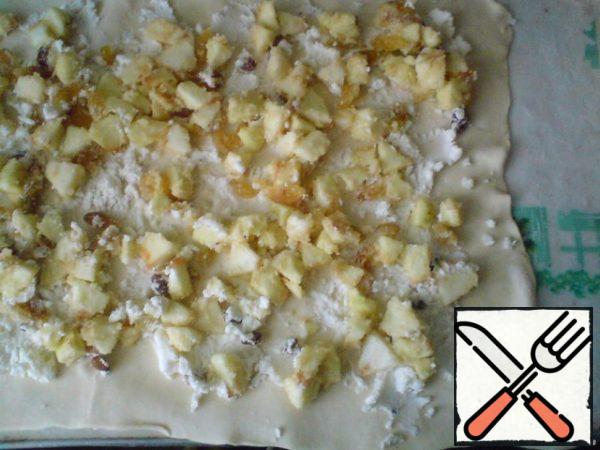 Put the apples on top of the cottage cheese and smooth it out.
