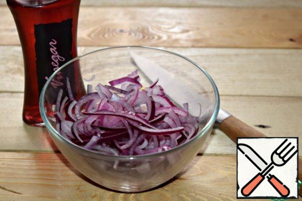 Cut the onion into half rings, pour vinegar and leave to marinate for 10-15 minutes.
