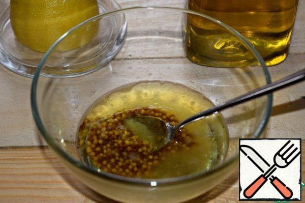 For dressing mix olive oil, mustard and lemon juice in a separate Cup, mix.
