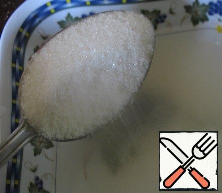 In vinegar, dissolve the sugar.