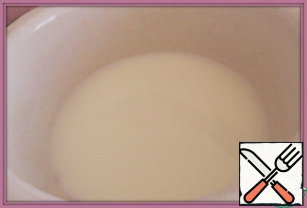 Milk (ideally use cream, but the milk did not become worse, the taste was excellent) pour into a small saucepan and put on fire, heat, but do not boil and remove from heat.
