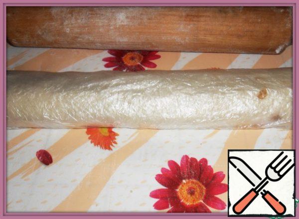 With the second plate, I do the same thing, only after I rolled the roll, wrapped it in an ordinary cellophane package (food film will not fit, it is too thin, breaks in the freezer easily, in mine, at least) and removed it in the freezer.