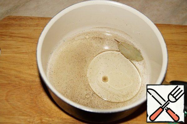 Prepare the brine: mix water, vinegar, vegetable oil, sugar, ground black pepper and bay leaf, mix, bring to a boil
