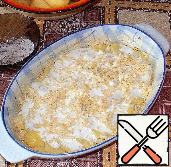 Mix sour cream and 1 cup of milk in a bowl. Pour two tablespoons of this mixture over the potatoes and sprinkle with one tablespoon of grated cheese.
