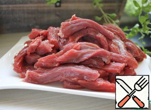 Cut the flesh of beef into thin strips.