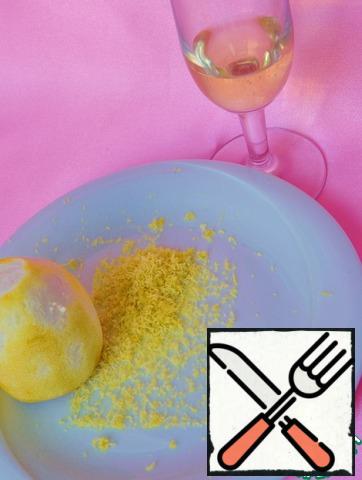 Prepare lemon zest and wine, everything will have to be done very quickly.