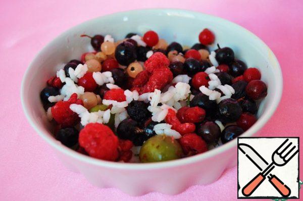 Berries with rice will put in a beautiful mold.