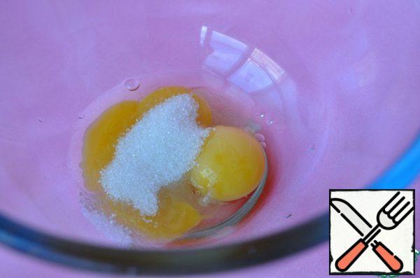 Now we do everything very quickly.
Add sugar to the yolks.
