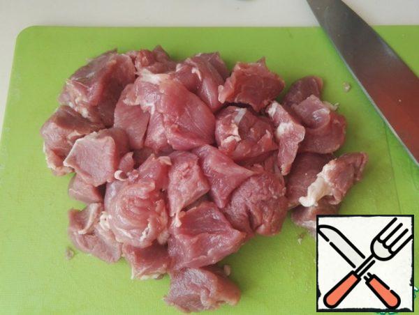 Cut the meat into pieces 2.5*2.5 cm.
