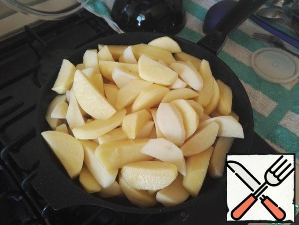 Peel the potatoes and cut them into 4 pieces.
