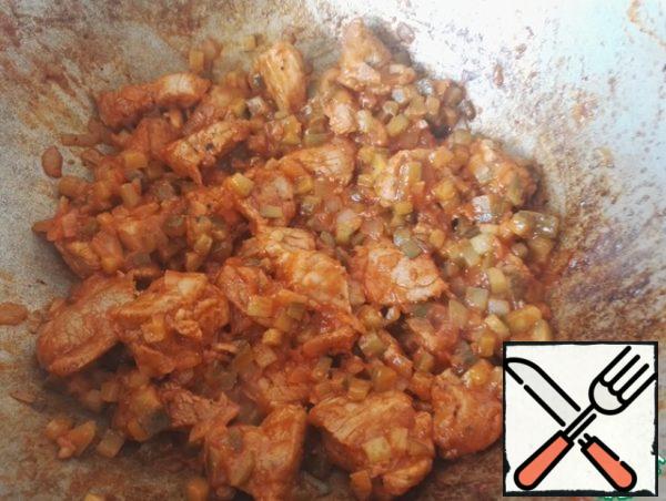 Then add the onion. Fry a little more, put the tomato paste, stir, reduce the heat, after a couple of minutes add the pickles, stir again and leave to simmer, stirring occasionally so as not to burn.
