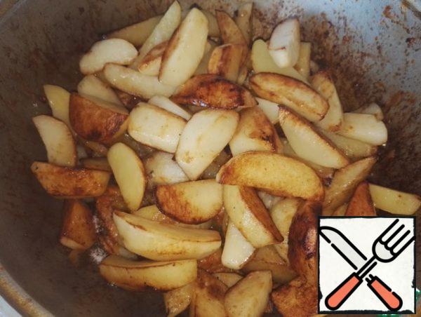 When the potatoes are ready, send them to the meat. And only now salt the meat, add salt, mix, add fried potatoes. Mix everything again. Cover and leave to simmer for 10 minutes on the slowest fire.
