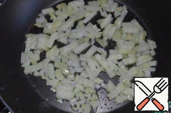 While the water is boiling, cut the onion into small cubes and send it to a frying pan heated with vegetable oil.
