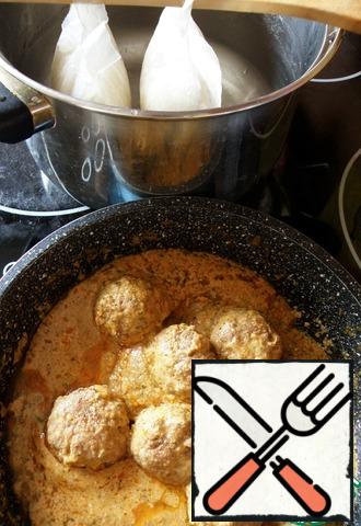 Pour meatballs sauce and simmer under the lid for 5-7 minutes.
You can add your favorite spices.
Cooked rice to drain, to drain off excess fluid.