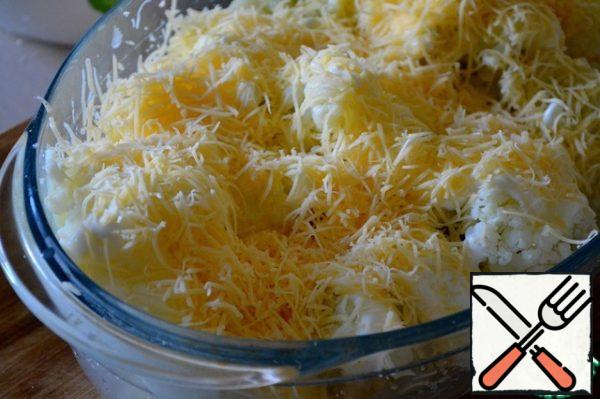 We throw cabbage in a colander.
Grease the form, spread the cabbage, add to taste, put mayonnaise and generously sprinkle with finely grated cheese.