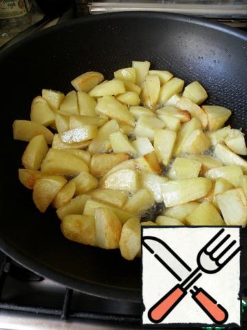 The most difficult and long in this dish – peel and fry potatoes.
But it is fried potatoes that will come to azu unique deep taste. Potatoes cut into large slices and fry in oil until half-cooked and Golden brown.