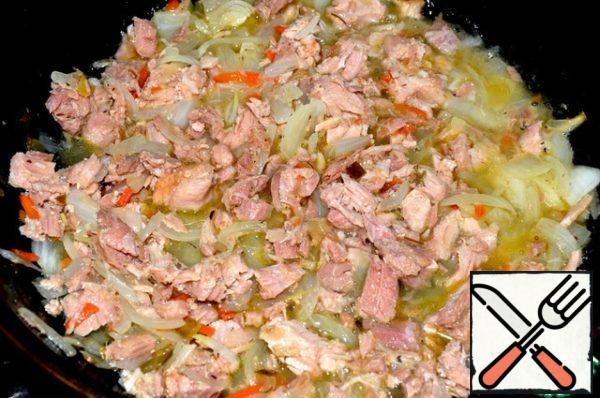 Add tuna to the pan, stir and cook for a couple of minutes. Switch.