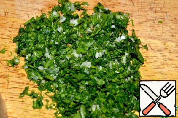 Chop the garlic and parsley.

