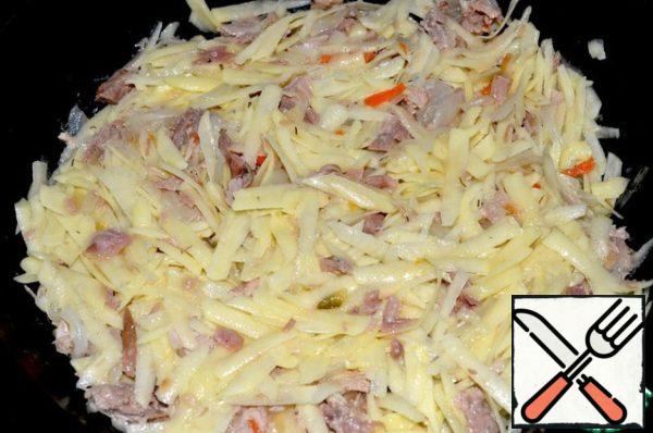 Form grease with oil, spread a mixture of onions, dressing and tuna, add potatoes. Pepper to taste, stir.