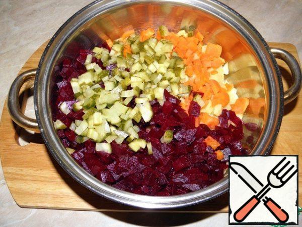 Prepare a standard vinaigrette: boil potatoes, carrots, beets. Diced boiled vegetables and pickled cucumbers.
