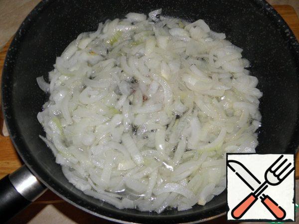 Cooking dressing: cut onions into rings, half rings, pour a large amount of vegetable oil into the pan.