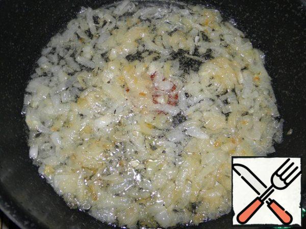 Fry the onions until tender, it should not be lightly fried and not overcooked to the crunch, and not burnt.