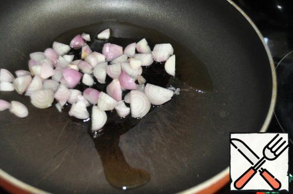 Onions cut into small cubes and fry until transparent in vegetable oil over medium heat.