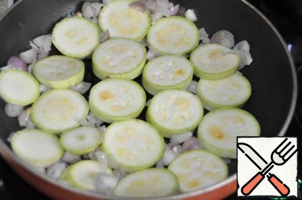 Put on the pan zucchini mugs and fry lightly on both sides.