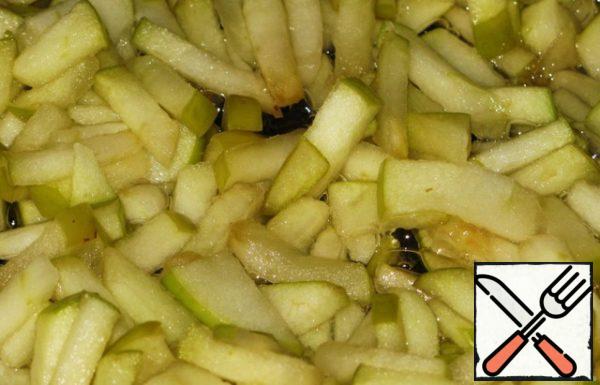 Peel the apples from the seeds and cut them arbitrarily. Fry with 2 tablespoons of sugar until the juice is formed and golden brown.
