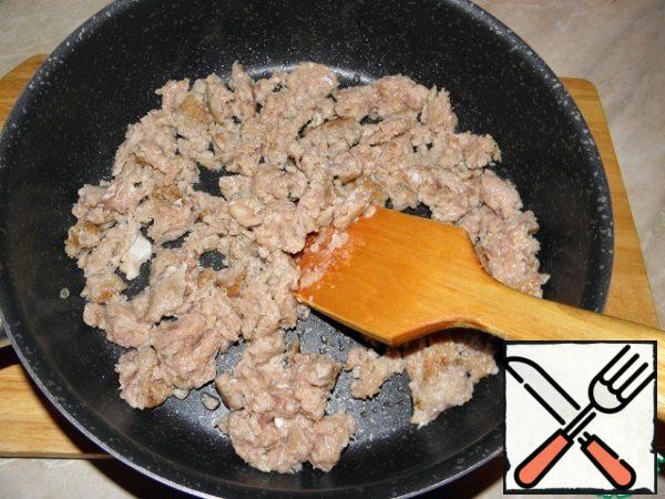 Fry the minced meat in a frying pan in 1 tablespoon of vegetable oil. Rub the meat, breaking up large lumps. Fry for about 5 minutes.
