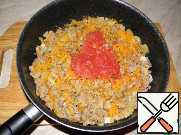 Peel the tomato and turn it into a puree (you can replace tomato paste with water). The crushed tomato is poured into the pan to the minced meat.