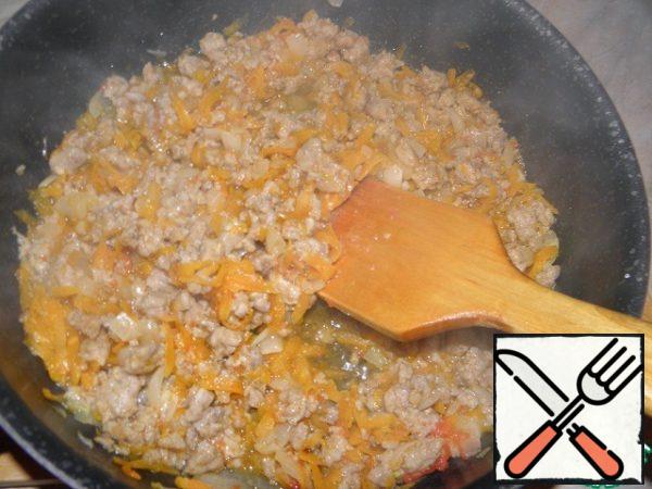 10 minutes after the introduction of tomatoes, add a pinch of salt and sugar, stir and continue to simmer vegetables with minced meat for another 10-15 minutes with the lid closed. In the process, add another 100 ml of water and let the products simmer a little more.
Taste the sauce, if necessary, add salt, sugar, pepper.
