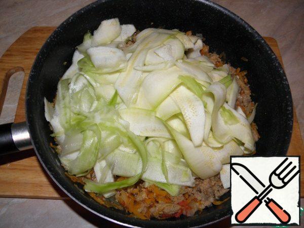 Put the sliced zucchini to the minced meat in a frying pan, mix them thoroughly with the sauce for even distribution. We have only 5-7 minutes left to simmer the zucchini over low heat.
