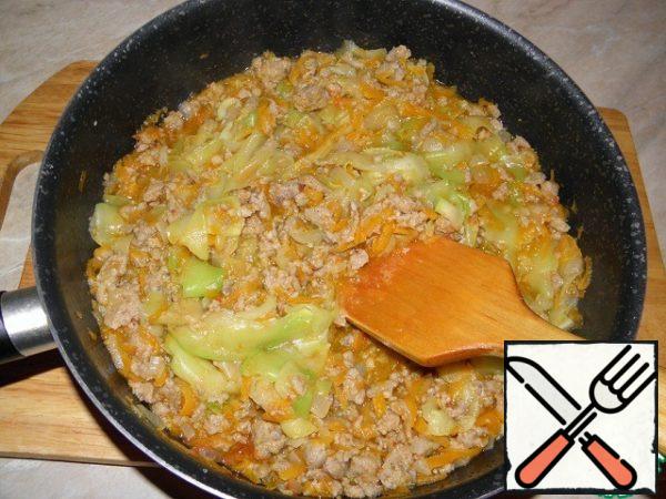 Cover the pan and remove the pan from the heat — stewed zucchini with carrots and onions should infuse in meat sauce for 15 minutes and absorb all the taste qualities.
