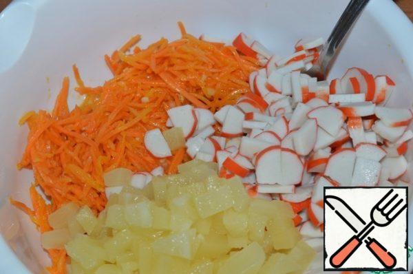 Combine Korean carrots, crab sticks and pineapple. Stir.