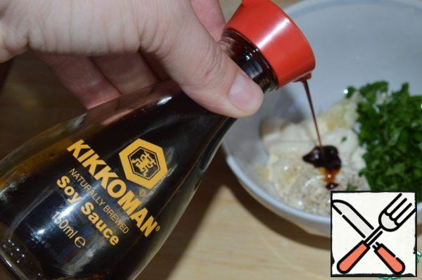 Prepare the dressing: mix mayonnaise, garlic, soy sauce, chopped parsley, lemon juice and ground black pepper. Mix it.
