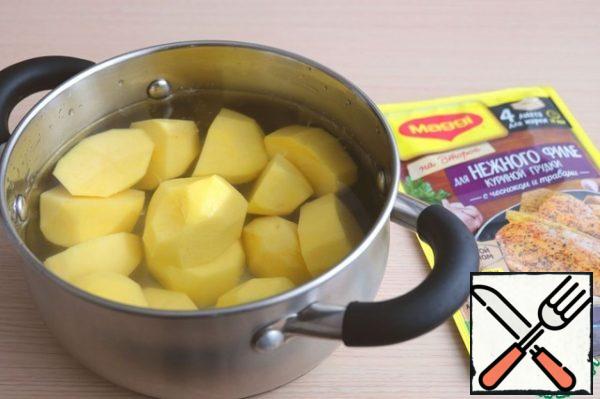 Fill the potatoes with cold water. Boil the potatoes until tender in salted water. Then drain all the water.
