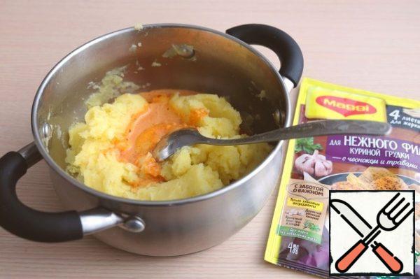 Add the prepared mixture to the warm mashed potatoes.
