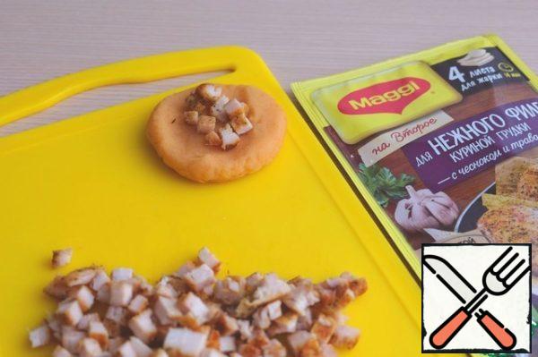 From mashed potatoes , form pancakes with a diameter of 5-6 cm . Place the cubes of cooked chicken fillet on a potato pancake. Form balls slightly larger than a walnut.
