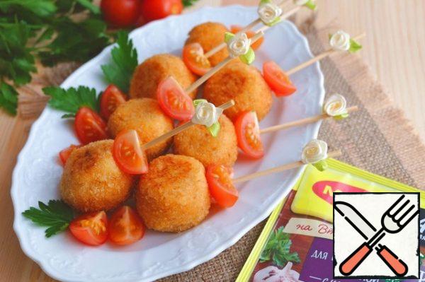 Potato balls can be served as a hot snack.