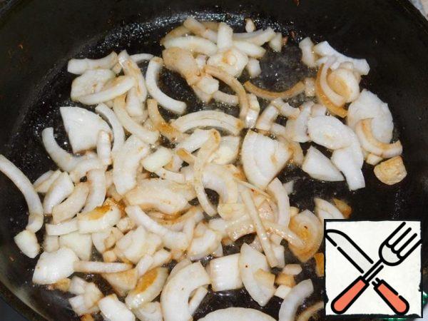 Fry the finely chopped onion in the same pan, sprinkle it with sugar.
