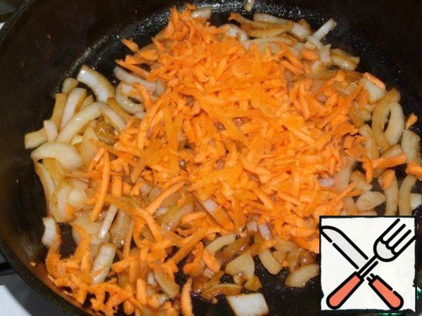 Add the carrots grated on a coarse grater. Fry together a couple of minutes. Add flour and stir.